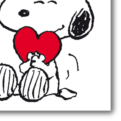 Il Dettaglio di Snoopy, Red Heart, Loves You mostra Snoopy abbracciando un cuore rosso, simbolo di amore e affetto.