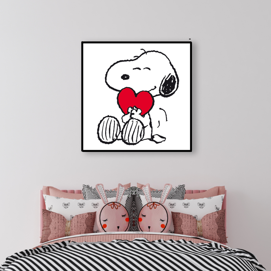 Ambientazione di Snoopy, Red Heart, Loves You mostra Snoopy abbracciando un cuore rosso, simbolo di amore e affetto.