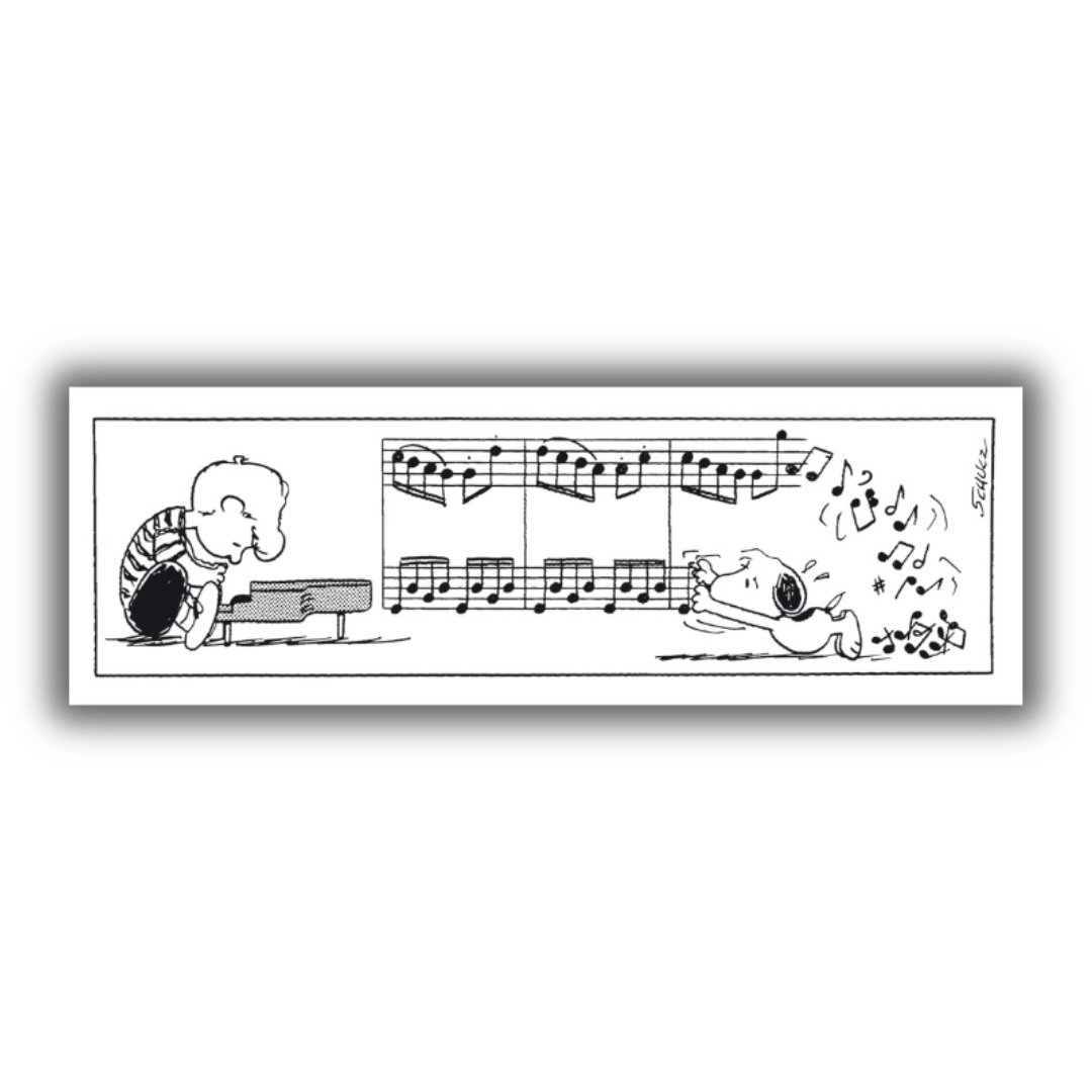Art Paint di Schroeder, suona intensamente il pianoforte a sinistra, con le note musicali che fluiscono verso Snoopy che interagisce con gioia con loro su una tela bianca.