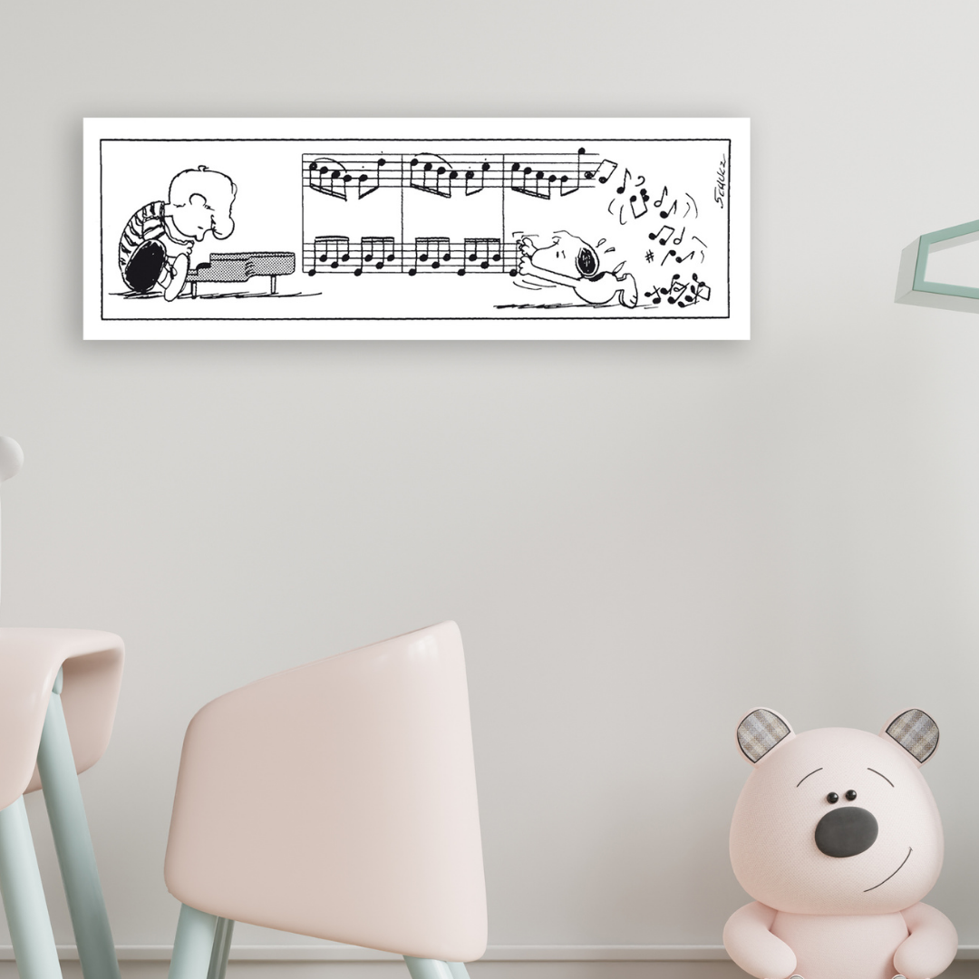 Schroeder, suona intensamente il pianoforte a sinistra, con le note musicali che fluiscono verso Snoopy che interagisce con gioia con loro su una stampa artistica bianca..