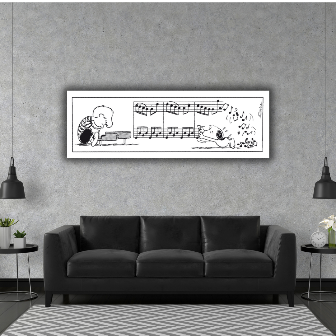 Schroeder, a sinistra, suona intensamente il pianoforte, con le note musicali che fluiscono verso Snoopy che interagisce con gioia con loro su una tela bianca.