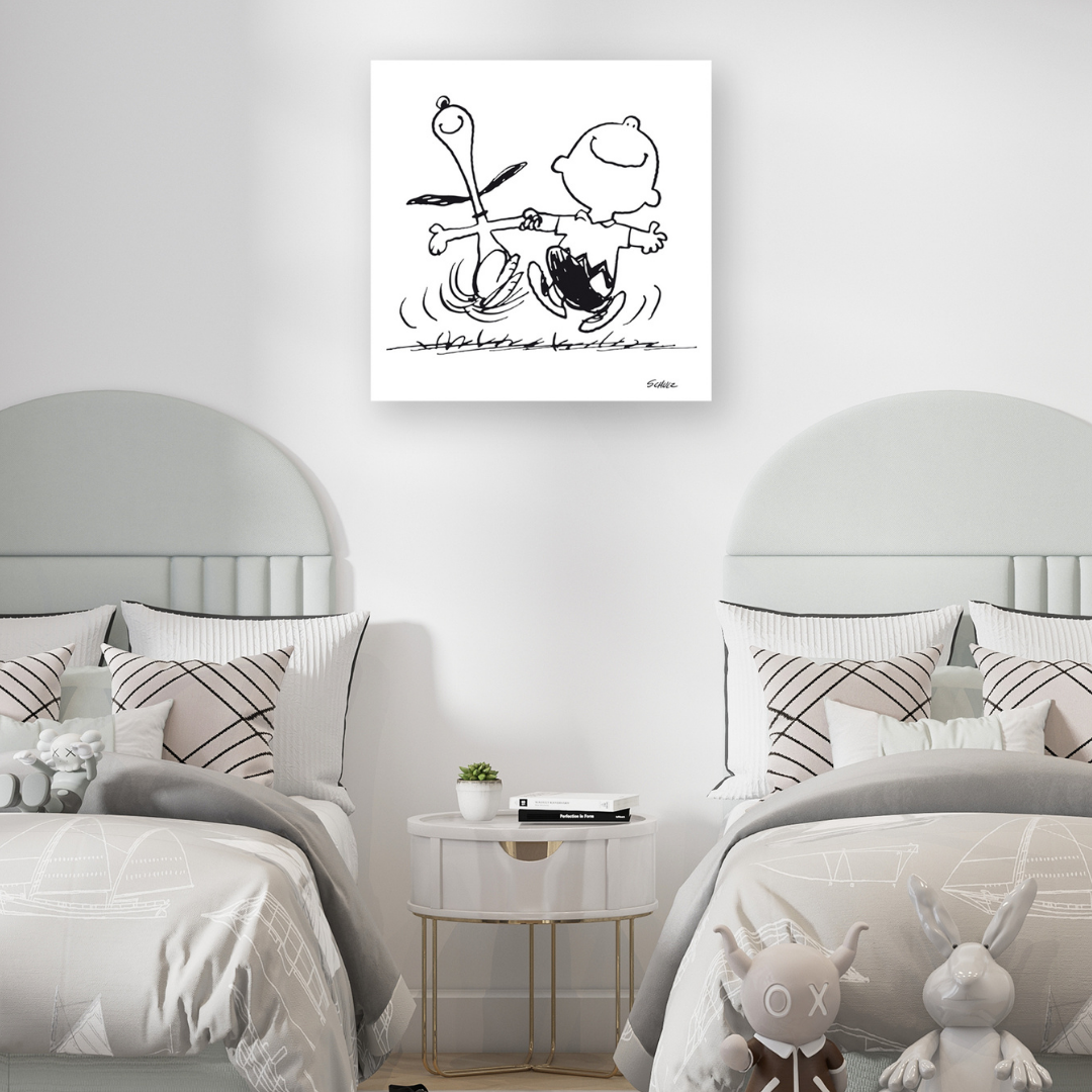 Ambientazione di SNOOPY, Happy friends! con Snoopy e un amico che danzano felici, in uno stile grafico in bianco e nero.