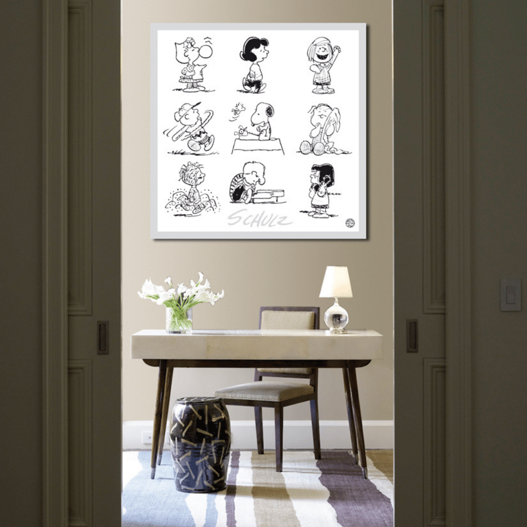 Serigrafia 'Peanuts e gli Amici di Schulz' in elegante cornice, perfetta per aggiungere un tocco artistico alla tua casa. Stampa B/N appesa alla parete