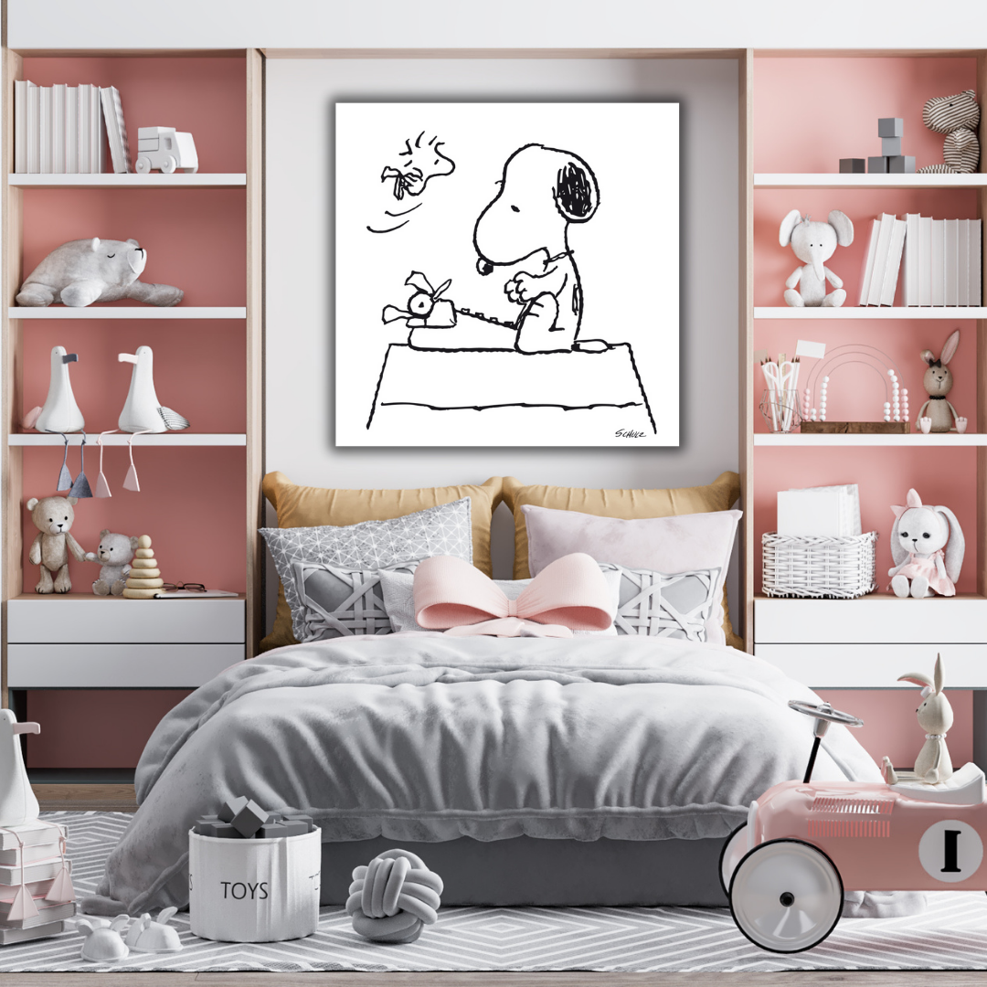 Ambientazione di Snoopy, the Writer" mostra Snoopy seduto al suo tavolo da scrittura, immerso nei suoi pensieri, con Woodstock che vola vicino.