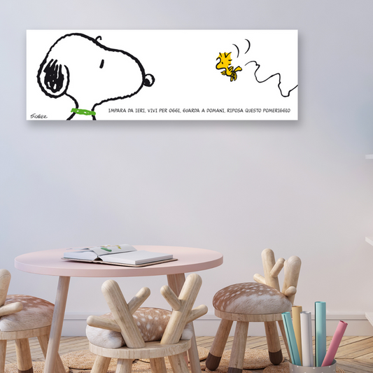 Snoopy seduto sulla sua cuccia, contempla la vita, con una bolla di citazione in italiano e inglese che riflette sull'imparare da ieri, vivere per oggi e restare nel pomeriggio.
