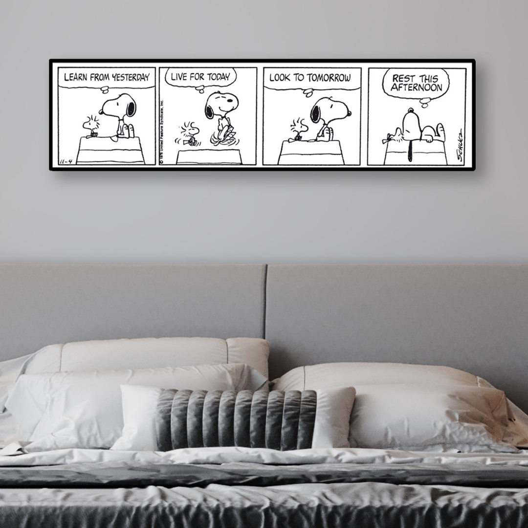 Striscia comica in bianco e nero "SNOOPY Learn from yesterday..." con Snoopy che insegna a imparare dal passato, vivere il presente, guardare al futuro e riposare.