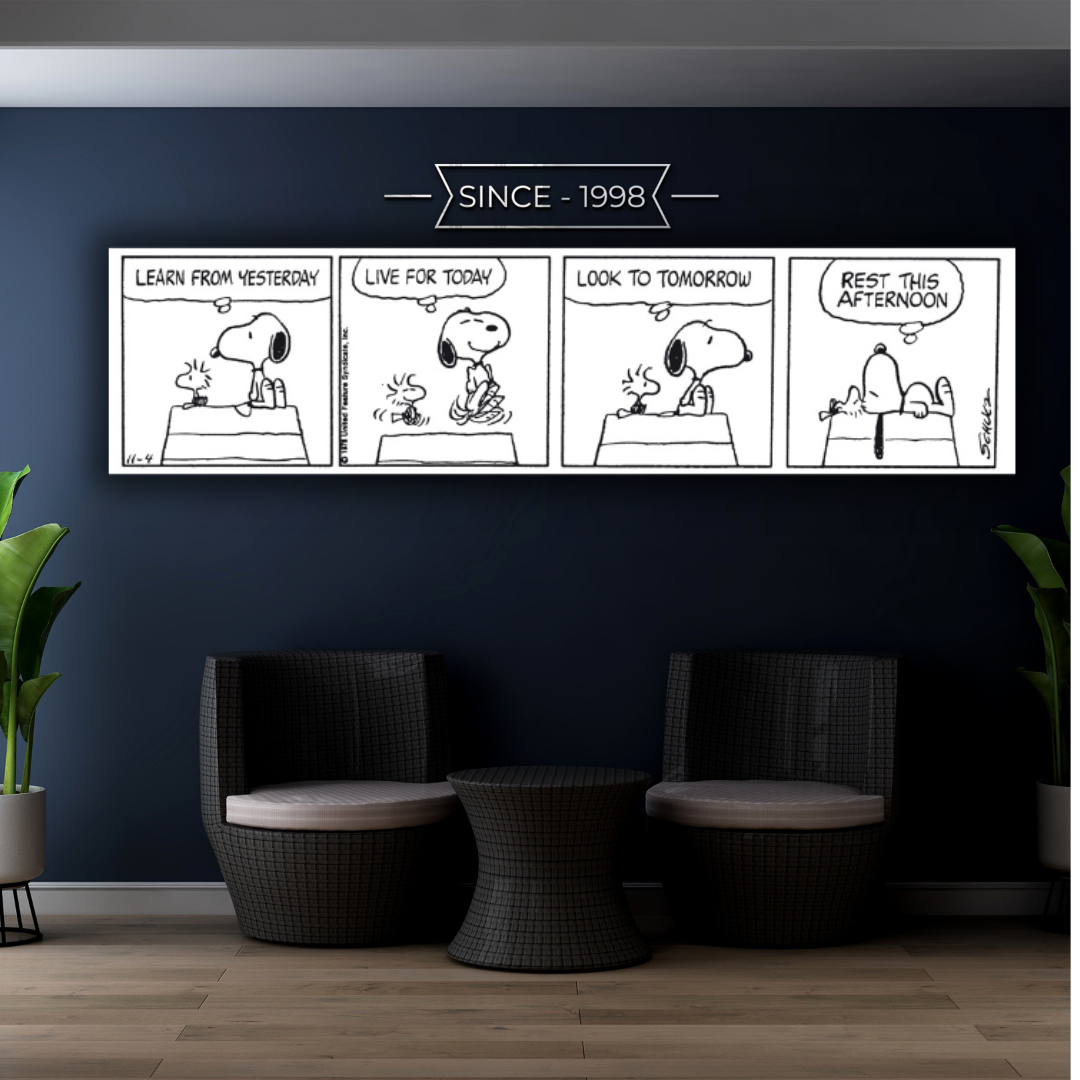 Ambientazione Striscia comica in bianco e nero "SNOOPY Learn from yesterday..." con Snoopy che insegna a imparare dal passato, vivere il presente, guardare al futuro e riposare.