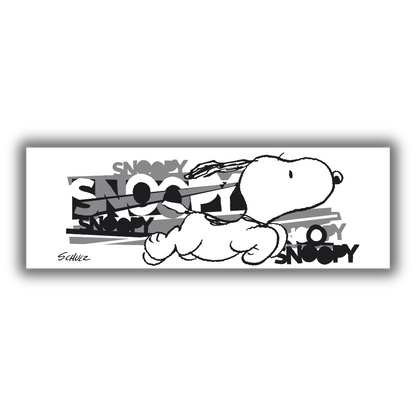 Quadro di "Running SNOOPY" dove il beagle è raffigurato in corsa su uno sfondo di parole "SNOOPY" sovrapposte in diverse tonalità di grigio.