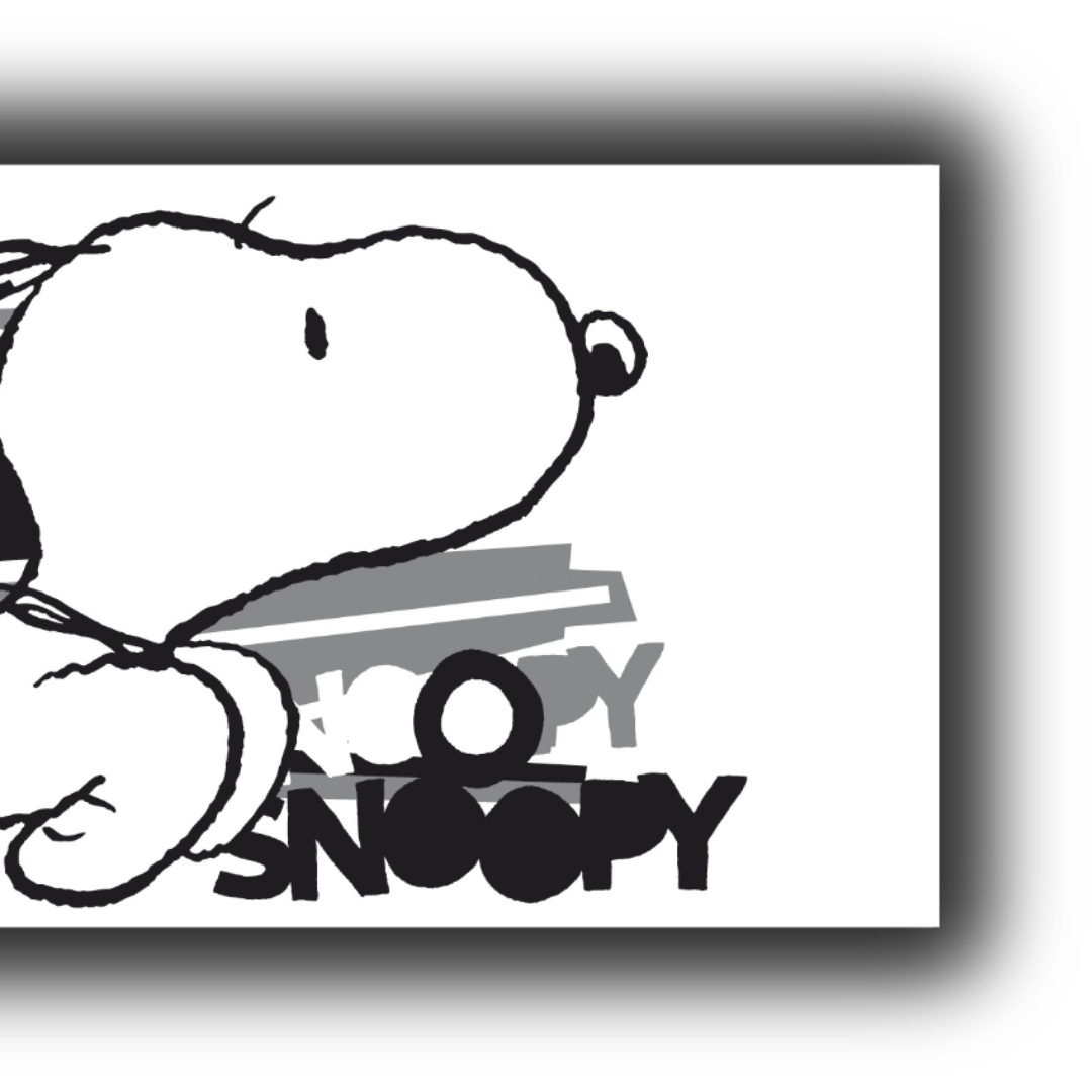 Dettaglio di "Running SNOOPY" dove il beagle è raffigurato in corsa su uno sfondo di parole "SNOOPY" sovrapposte in diverse tonalità di grigio.